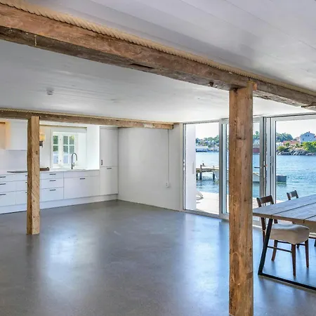 Dom wakacyjny Converted Boathouse With Jetty Near