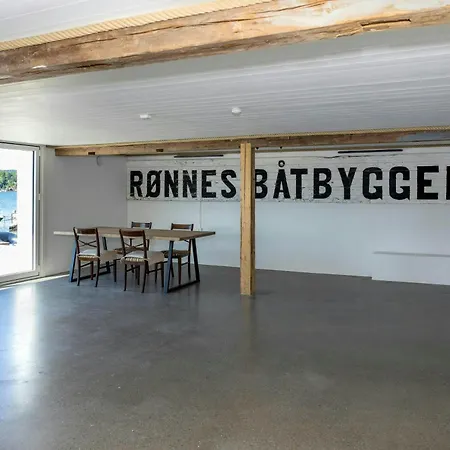 Dom wakacyjny Converted Boathouse With Jetty Near