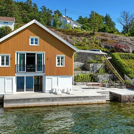 Dom wakacyjny Converted Boathouse With Jetty Near *